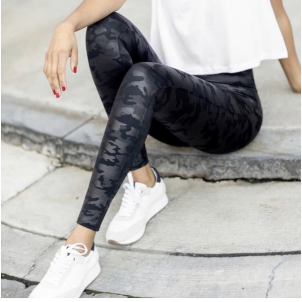 SPANX Faux Leather Black Metallic Camouflage Full Length Leggings Size Large
